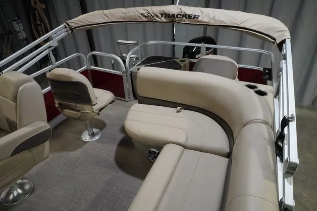 Slide: The Image of Sun Tracker Bass Buggy 18 DLX 2024 - 16