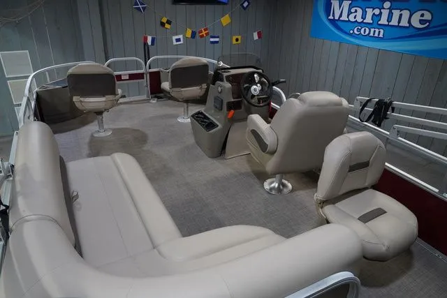 Slide: The Image of Sun Tracker Bass Buggy 18 DLX 2024 - 19