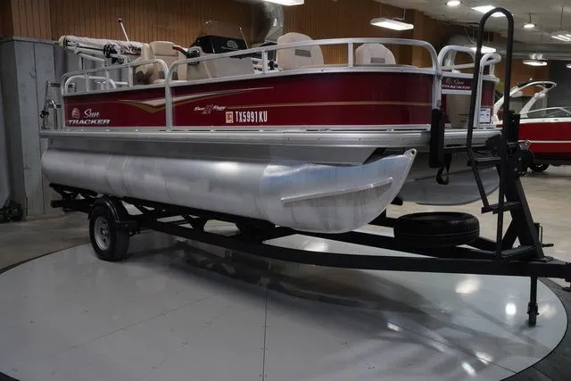 Slide: The Image of Sun Tracker Bass Buggy 18 DLX 2024 - 4