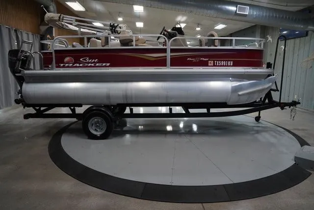 Slide: The Image of Sun Tracker Bass Buggy 18 DLX 2024 - 5