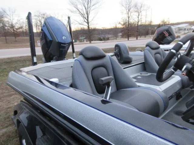 Slide: The Image of Ranger Z521C DUAL CONSOLE / 351 Hours / EVINRUDE 250 / PO 2015 - 13