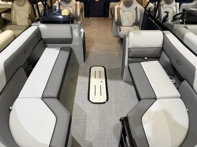 Slide: The Image of Veranda 22RC Vista View W/Yamaha 150 No Trailer 2026 - 5