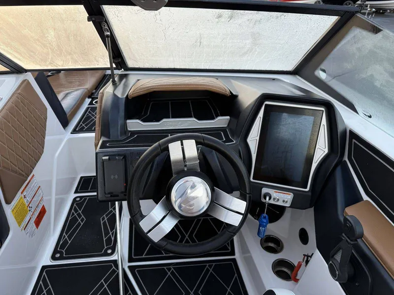 Slide: The Image of Tigé 24RZX 2022 - 15