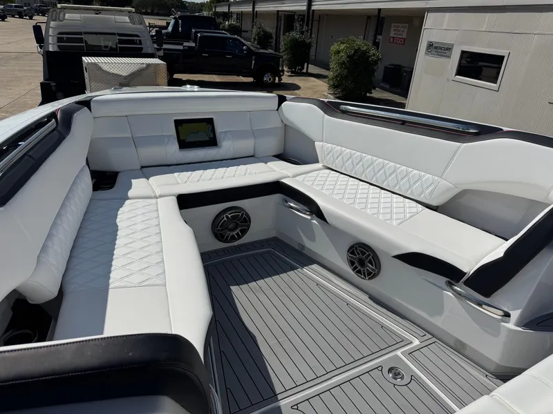 Slide: The Image of Nor-Tech 450 Sport Center Console 2025 - 12