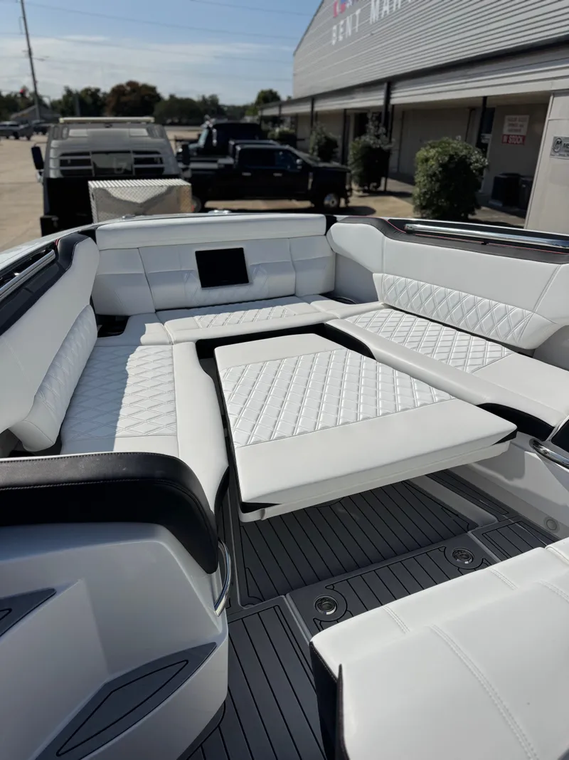 Slide: The Image of Nor-Tech 450 Sport Center Console 2025 - 13