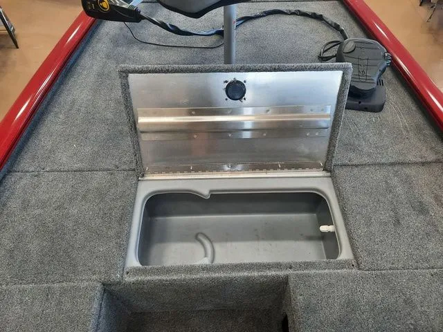 Slide: The Image of Tracker Pro 170 2026 - 14