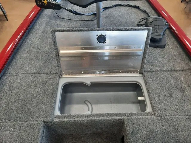 Slide: The Image of Tracker Pro 170 2026 - 15