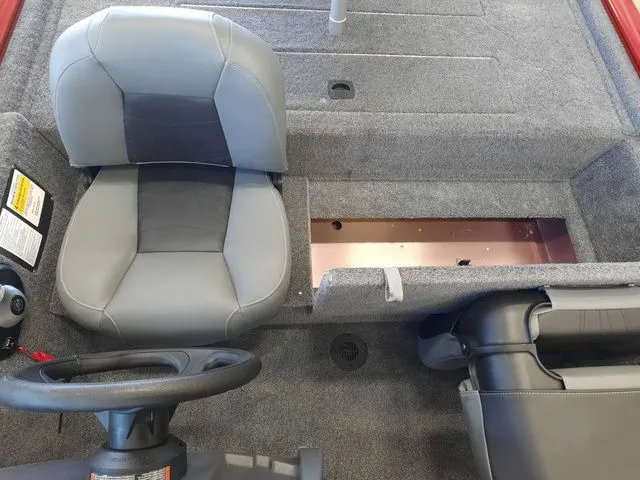 Slide: The Image of Tracker Pro 170 2026 - 19