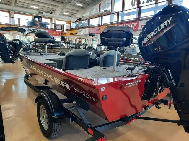 Slide: The Image of Tracker Pro 170 2026 - 26