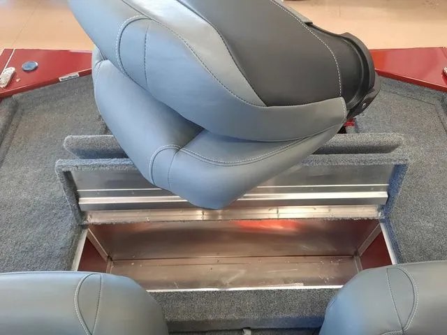 Slide: The Image of Tracker Pro 170 2026 - 6