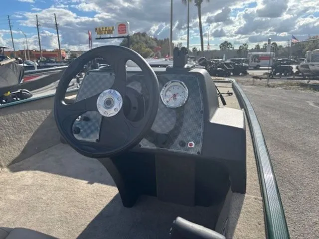 Slide: The Image of Tracker Bass Tracker Classic Limited 2026 - 7