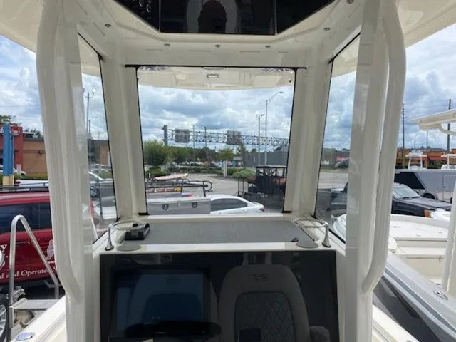 Slide: The Image of Shearwater 250 SS CAROLINA BAY 2025 - 9