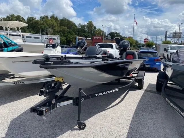 The Image of Tracker Pro Team 175 2025 - 1