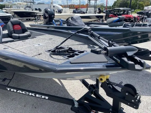 Slide: The Image of Tracker Pro Team 175 2025 - 3