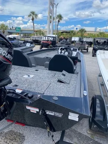 Slide: The Image of Tracker Pro Team 175 2025 - 7