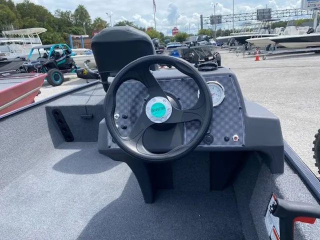 Slide: The Image of Tracker Bass Tracker Classic XL 2025 - 6