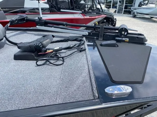 Slide: The Image of Tracker Bass Tracker Classic XL 2025 - 7