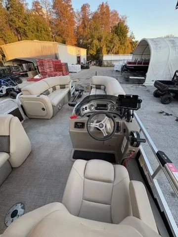 Slide: The Image of Sun Tracker SportFish 22 DLX 2023 - 4