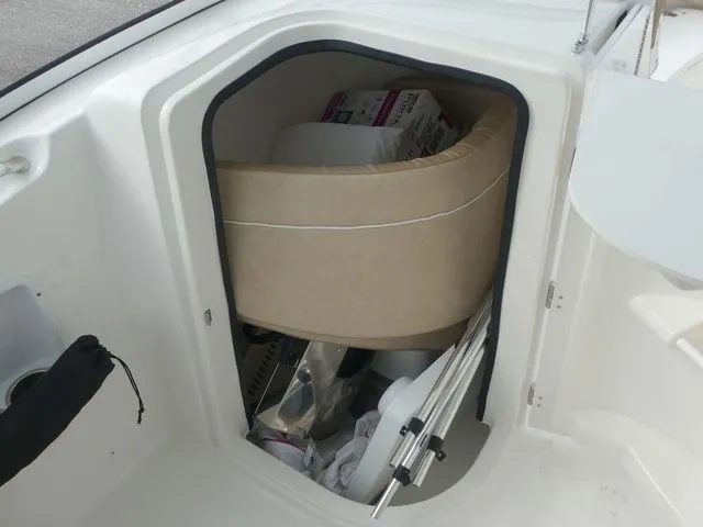 Slide: The Image of Sea Pro 240 Dual Console DLX 2025 - 14