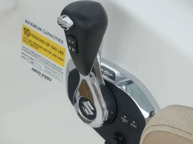 Slide: The Image of Sea Pro 240 Dual Console DLX 2025 - 17