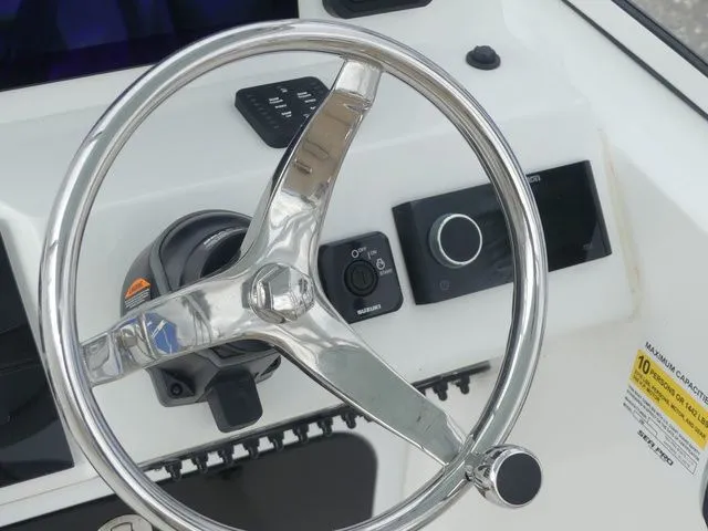 Slide: The Image of Sea Pro 240 Dual Console DLX 2025 - 20