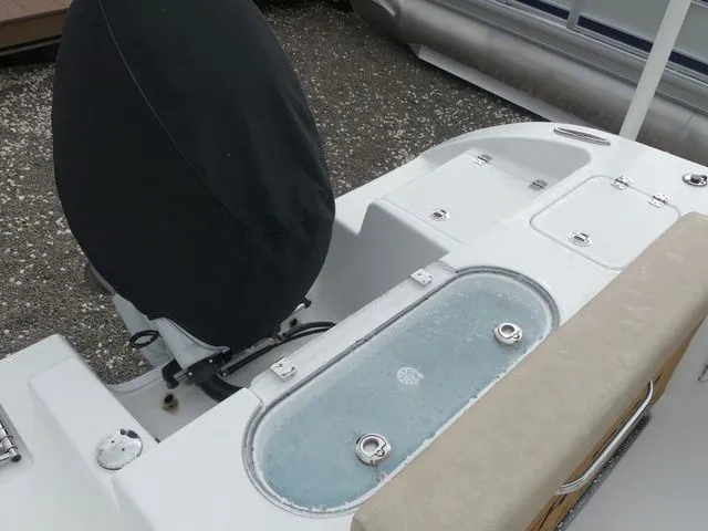 Slide: The Image of Sea Pro 240 Dual Console DLX 2025 - 23