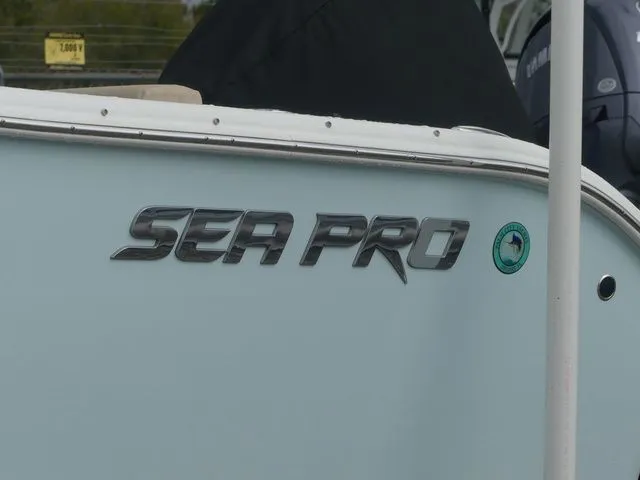 Slide: The Image of Sea Pro 240 Dual Console DLX 2025 - 8