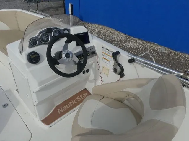 Slide: The Image of NauticStar 193 SC 2018 - 16