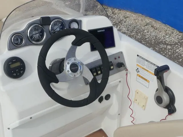 Slide: The Image of NauticStar 193 SC 2018 - 17