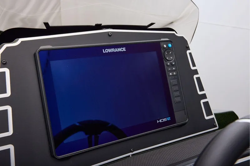 Slide: The Image of 2026 Ranger Z521 boat interior with sleek design and passenger capacity label. - 39