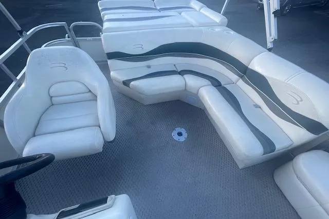 Slide: The Image of 2006 Bennington 2075 GS boat interior with white and gray seating arrangement. - 10