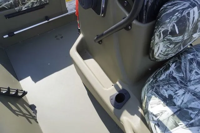 Slide: The Image of Tracker Grizzly 1860 CC 2024 - 12