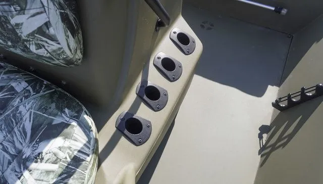 Slide: The Image of Tracker Grizzly 1860 CC 2024 - 13