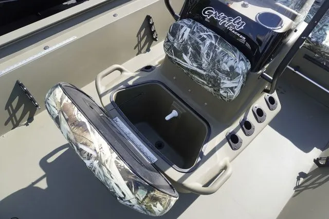 Slide: The Image of Tracker Grizzly 1860 CC 2024 - 16