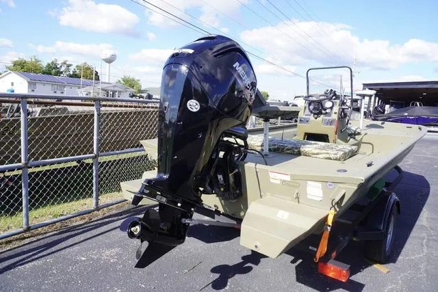 Slide: The Image of Tracker Grizzly 1860 CC 2024 - 17