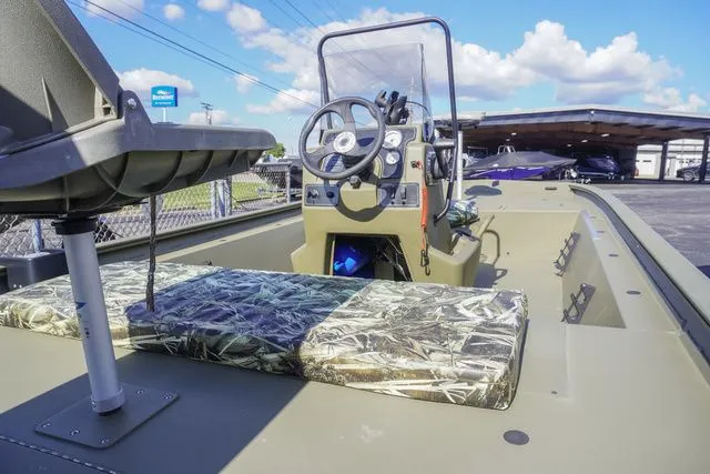 Slide: The Image of Tracker Grizzly 1860 CC 2024 - 7