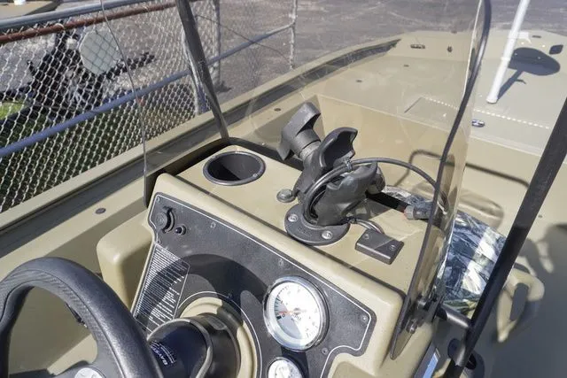 Slide: The Image of Tracker Grizzly 1860 CC 2024 - 8