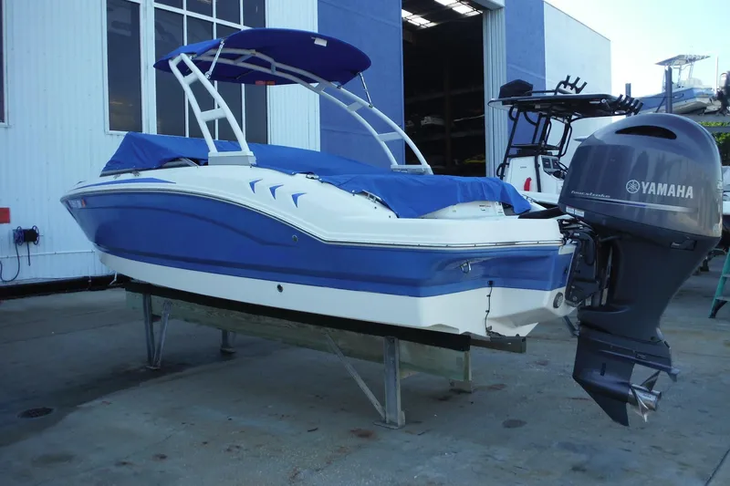 Slide: The Image of 2018 Chaparral 21 H2O Sport OB boat with Yamaha outboard motor, blue and white design. - 10