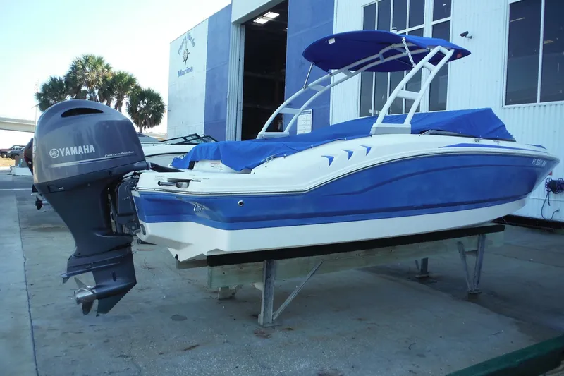 Slide: The Image of 2018 Chaparral 21 H2O Sport OB boat with Yamaha outboard motor, docked outdoors. - 11