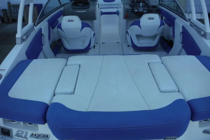 Slide: The Image of 2018 Chaparral 21 H2O Sport OB boat interior with blue and white seating. - 15
