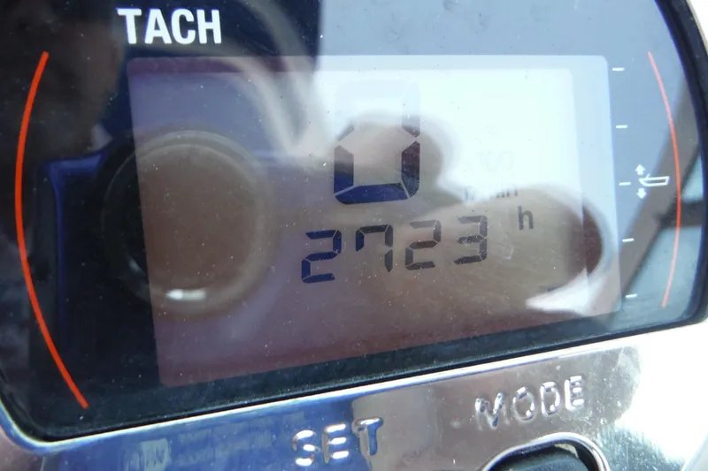 Slide: The Image of Tachometer display showing 272.3 hours on a 2018 Chaparral 21 H2O Sport OB. - 22