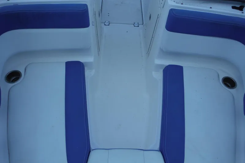 Slide: The Image of 2018 Chaparral 21 H2O Sport OB boat interior with blue and white seating. - 30