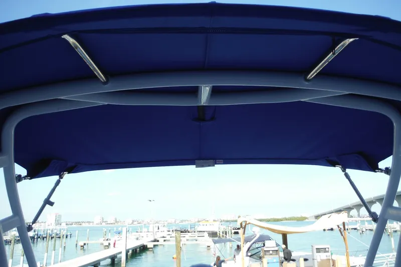 Slide: The Image of 2018 Chaparral 21 H2O Sport OB boat with blue canopy at marina. - 32