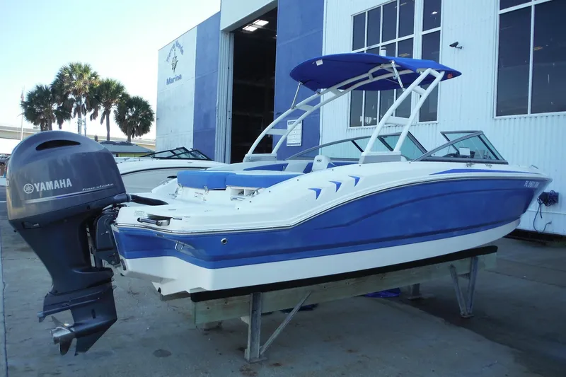 Slide: The Image of 2018 Chaparral 21 H2O Sport OB boat with Yamaha outboard motor, docked outdoors. - 35