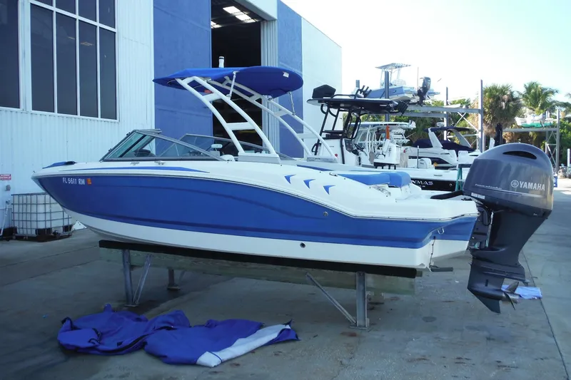 Slide: The Image of 2018 Chaparral 21 H2O Sport OB boat with Yamaha outboard motor, docked outdoors. - 36