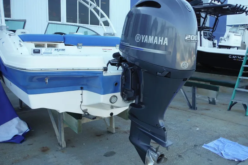 Slide: The Image of 2018 Chaparral 21 H2O Sport OB with Yamaha 200 outboard motor. - 40