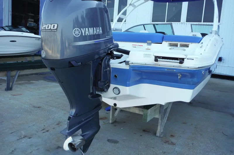 Slide: The Image of 2018 Chaparral 21 H2O Sport OB with Yamaha 200 outboard motor, blue and white design. - 41