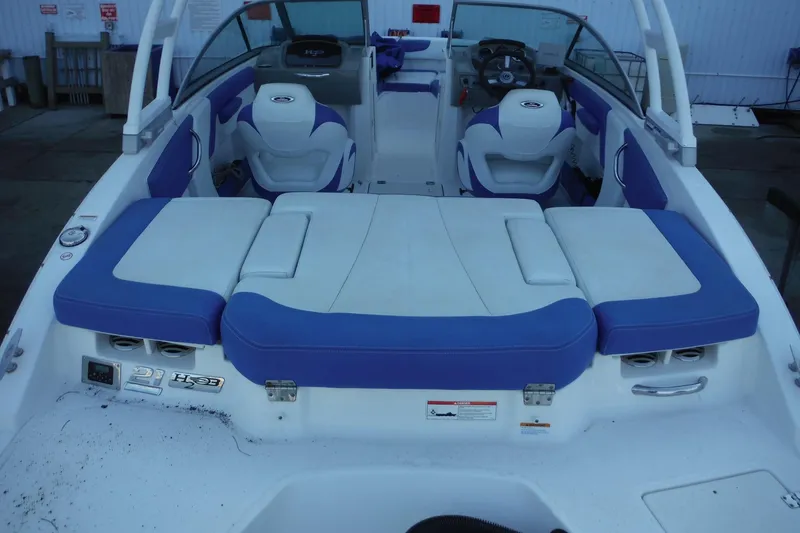 Slide: The Image of 2018 Chaparral 21 H2O Sport OB boat interior with blue and white seating. - 42