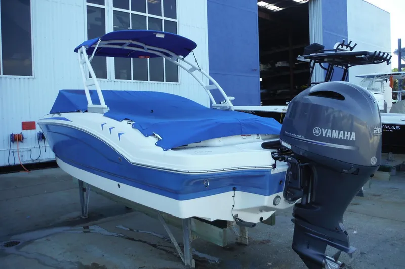 Slide: The Image of 2018 Chaparral 21 H2O Sport OB boat with Yamaha outboard motor, blue cover, docked. - 44