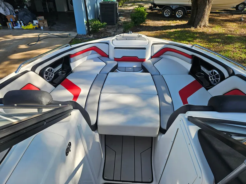 Slide: The Image of 2020 Yamaha Boats 242X interior with red and white seating. - 6